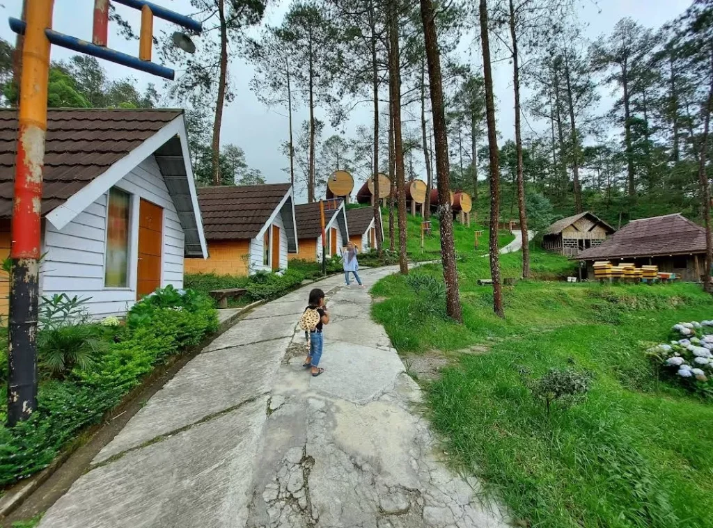 Pesona Budaya Indonesia yang Dipadu Panorama Alam: Wisata Seru Plus Tawa